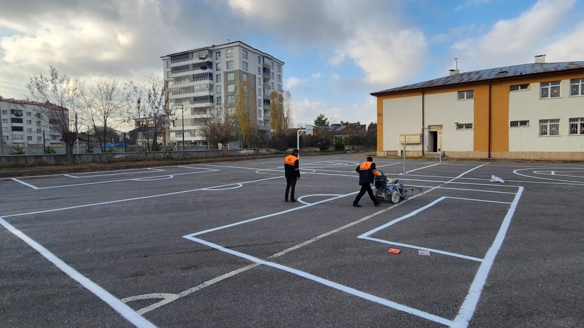 Okul bahçemizdeki spor alanları çizgileri Sivas Belediyesi ekipleri tarafından çizildi.